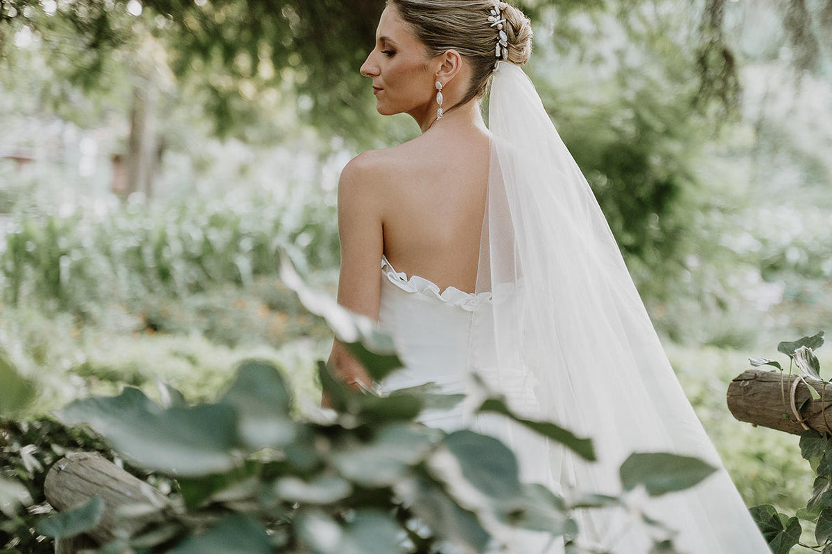 Novia con vestido blanco y velo de Pilar Recabarren
